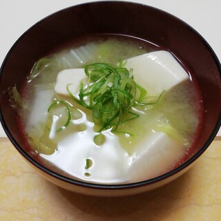 豆腐と白菜の麦味噌汁